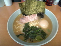「味玉ラーメン+サービスライス普通盛り」@横浜らーめん 武蔵家 綾瀬店の写真