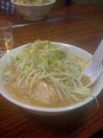 「豚入りラーメン（700円）、野菜ニンニクカラメ」@ちばからの写真