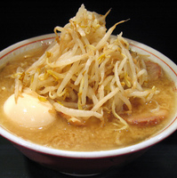 「豚入りラーメン（大盛） 800円 味付玉子 100円」@ラーメン 新橋店の写真