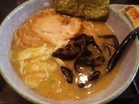 「本家元祖黒小麦麺（650円）+半ライス（50円）+焼きぎょうざ（」@気むずかし家の写真
