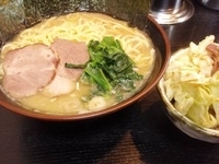 「ラーメン（大）（800円）（硬め）キャベチャー（100円）」@雷家の写真