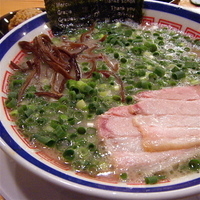 「ネギラーメン（￥800）赤オニ（￥100）」@博多長浜らーめん 田中商店の写真