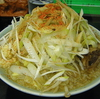 「ぶた麺（中盛￥750 野菜増・ねぎ・唐辛子・ニンニク・かつお）」@風と花の写真