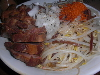 「油そば（全マシ）550円+ぶたぶた200円」@にかいやの写真