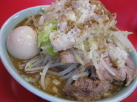 「ラーメン（小） 【ニンニク・アブラダブル】￥700+味玉￥100」@ドン-キタモトの写真