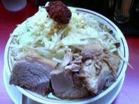 「豚ラーメン（ニンニク増し+辛玉）830円」@用心棒の写真