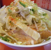「ラーメン豚入り（麺少￥700）野菜・ネギ増（￥0）味玉（￥100」@ちばからの写真