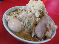 「ラーメン（小）【麺硬め・ニンニクアブラトリプル】￥700+味玉￥」@ドン-キタモトの写真