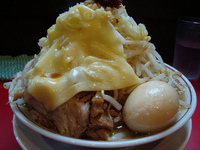 「得のせラーメン（ヤサイマシ・ニンニク・カラメ・辛玉）」@用心棒の写真