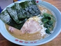 「らーめん中盛（麺固め） 750円」@六角家 羽田店の写真