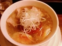 「塩全部のせラーメン（withローストトマト）」@アイバンラーメンの写真