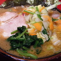 「ラーメン（並・麺カタ￥630）野菜畑（￥100）」@厚木家の写真