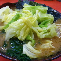 「ラーメン（並・麺カタ￥630）キャベツ（￥80）」@ラーメン杉田家の写真