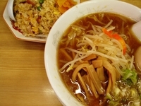 「醤油ラーメン+半チャーハン」@らーめん山田の写真