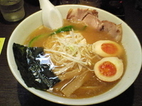 「にぼしらーめん 黄金卵付き」@真ごころラーメン竹の写真