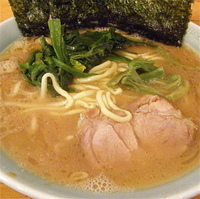 「ラーメン（麺硬め・油少なめ￥650）」@洞くつ家の写真