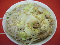 「小豚  ニンニク カラメ」@ラーメン二郎 千住大橋駅前店の写真