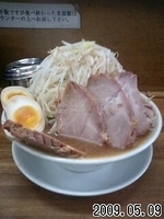 「豚入りラーメン味玉入り やさい増し」@ラーメン麺徳 東上野店の写真