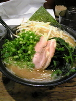 「ラーメン太麺（大盛・野菜3点盛り）」@豚骨醤油らーめん 誠屋 八幡山本店の写真