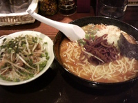 「らうめん680円+大盛りサービス券+ネギチャーはん300円」@炙り角煮らうめん 黒虎の写真