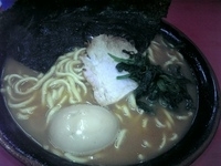 「らーめん中盛り&味玉」@王道家の写真