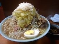 「ラーメン（にんにく増し、野菜増し、にんにくだれ）」@ラーメン富士丸 板橋南町店の写真