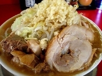 「ラーメン+小豚 ヤサイ・ニンニク」@ジャンクガレッジ 東大宮店の写真