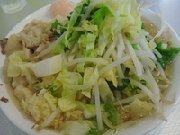 「ラーメン（小・カラメニンニクアブラ）+とろ玉（590円+90円）」@ラーメン北郎の写真