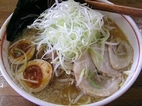 「醤油ラーメン（玉子+ネギトッピング）」@メガらーめんの写真