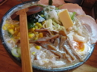 「もん吉らぁ-めん（みそ・背脂2）￥900+バター￥100」@チャッチャ系らーめん もん吉の写真