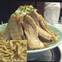 「らーめん+特盛+バカ豚+野菜（麺硬め、油少な目、野菜別盛なしのダ」@らーめん 凌駕の写真