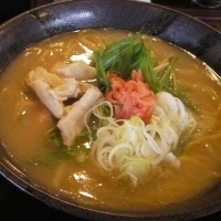 「鶏白湯麺 650円+大盛（無料）+サービスライス（無料）」@北海道らぁめん 伝丸 6号石岡大橋店の写真
