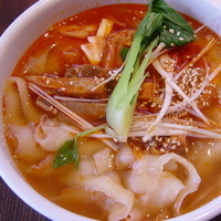 「葱油刀削麺 - 葱と煮込みチャーシュー載せ麺 やや辛 - 780」@西安刀削麺酒楼 三田店の写真