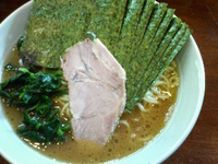 「のりらーめん750円+中盛り100円+大ライス（サービス）=85」@横浜家系ラーメン 家家家 飯田橋店の写真