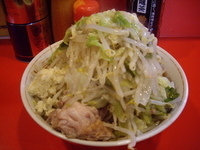 「小豚ニンニクヤサイアブラ」@ラーメン二郎 府中店の写真