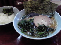 「ラーメン 700円+ホウレン草 100円+小ライス（無料）」@横浜家系ラーメン 家家家 飯田橋店の写真