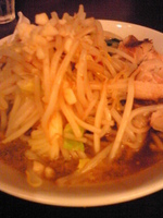 「肉しょうゆらーめん（ヤサイ、ニンニク）（中盛）（750円）」@円熟屋 長塚店の写真