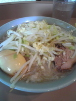 「醤油ラーメン（M）+煮卵 ニンニク入り」@The Outsidersの写真