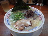 「白+替え玉(500円)」@九州大牟田ラーメン直角 藤沢の写真