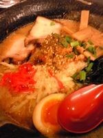 「W背脂濃厚味噌らーめん（まるとくの日で500円）、チャーシューご」@まるとく本店の写真