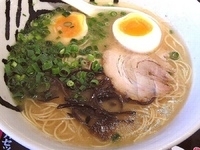 「然ラーメン 博多麺（味玉+ネギトッピング）」@然屋 竹ノ塚店の写真