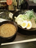 「廣島つけ麺（冷）並 辛さ2倍 味玉」@廣島つけ麺本舗 ばくだん屋 西新宿店の写真