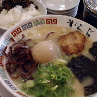 「（あっさり）元祖白柳 650円（粉おとし） + 半熟玉子（店頭サ」@九州大牟田ラーメン きらら 新橋店の写真