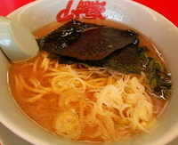 「醤油ラーメン590円（硬め&多め&濃いめ）」@ラーメン山岡家 さいたま丸ヶ崎店の写真