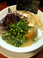 「らーめん+味玉」@博多長浜らーめん ぼたん 高田馬場店の写真