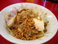 「特製まぜそば（ニンニク、アブラ、チーズ）」@ジャンクガレッジ 東大宮店の写真