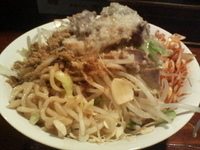 「ぶっかけ（野菜・脂多め・にんにくチップ）+魚粉+辛ネギ（クーポン」@ラーメンむねやの写真