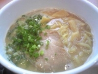 「トンコツ醤油ラーメン+ライス」@朱鶏麺の写真