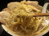 「正油豚5枚（野菜・ニンニク・アブラ・玉ネギ）+辛口ネギチャーシュ」@らうめん さぶ郎 五反田店の写真