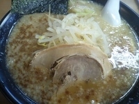 「醤油ラーメン（中盛サービス、味コメ）700円」@源腹 本店の写真